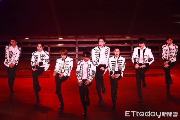 exo连两天在台北开唱 灿烈忘了站上升降台 d.o.世勋忍不住笑了 ｜ goxuan