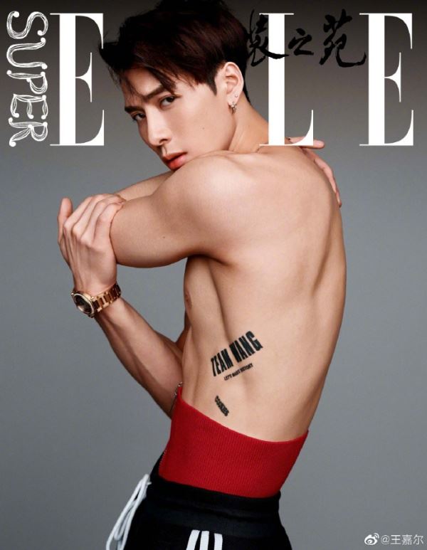 王嘉尔晒肌肉照！太诱人！他只有58公斤！