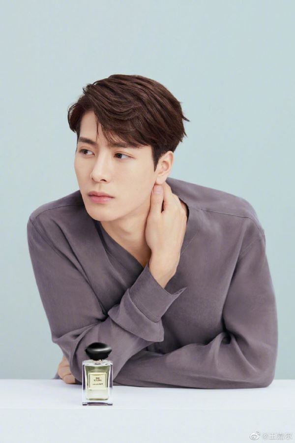 王嘉尔晒肌肉照！太诱人！他只有58公斤！