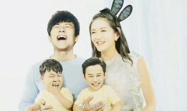 张杰朋友圈晒全家福 张杰谢娜双胞胎照片曝光！｜ goxuan 