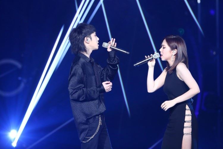 《歌手》总决赛邓紫棋帮唱华晨宇 黑裙侧面高衩开到腰 网友：没穿内裤？｜goxuan