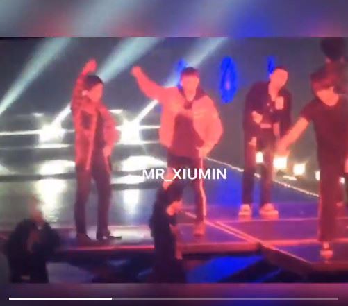 exo连两天在台北开唱 灿烈忘了站上升降台 d.o.世勋忍不住笑了 ｜ goxuan