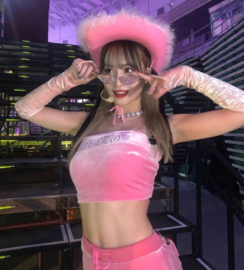 twice momo演唱会穿着超辣！露出性感身材🔥