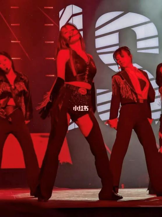 twice momo演唱会穿着超辣！露出性感身材🔥