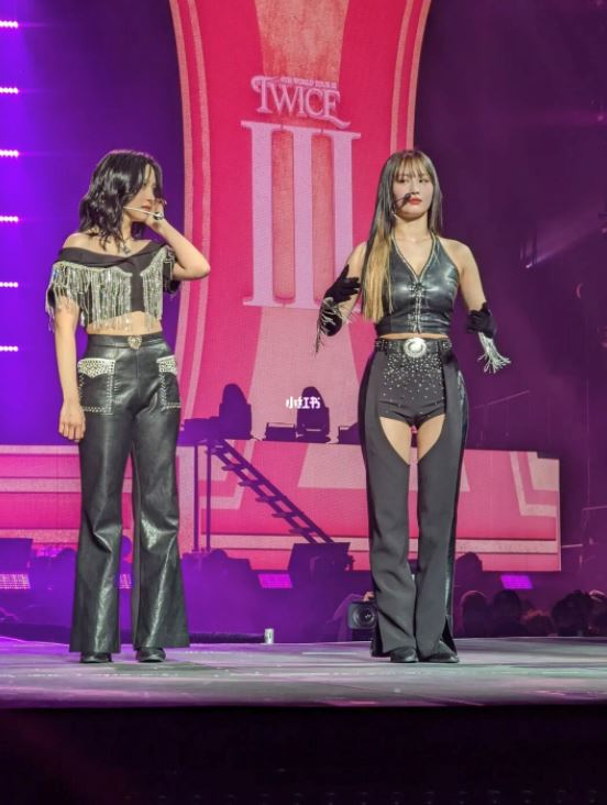 twice momo演唱会穿着超辣！露出性感身材🔥