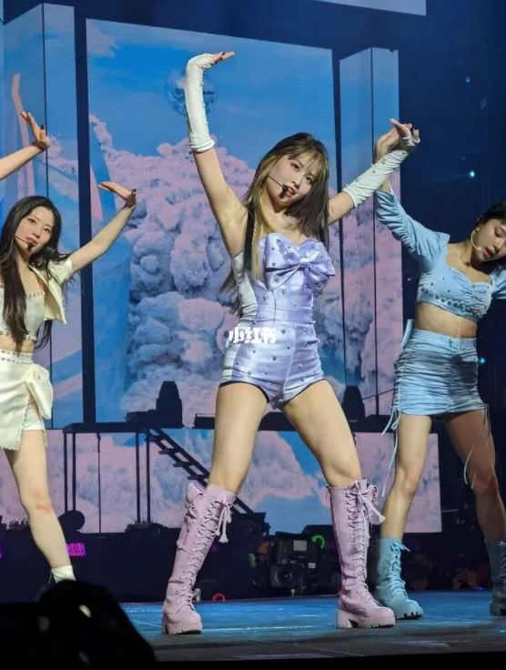 twice momo演唱会穿着超辣！露出性感身材🔥