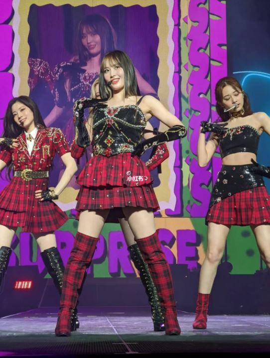 twice momo演唱会穿着超辣！露出性感身材🔥