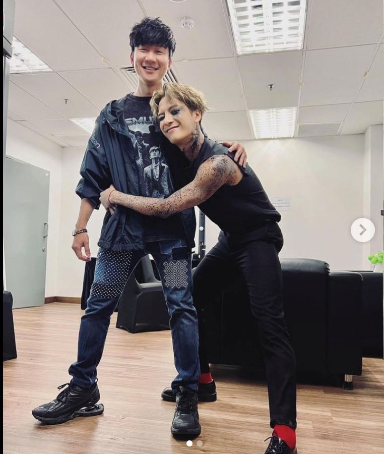 🇲🇾王嘉尔惊喜现身林俊杰演唱会！呈现同个拍照姿势❤️