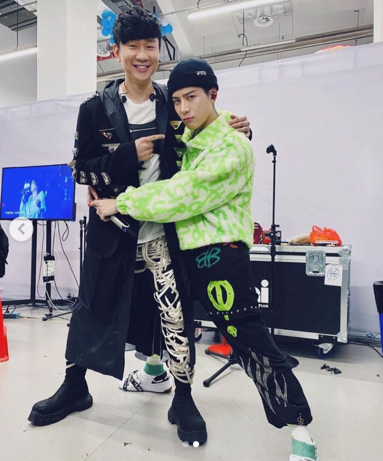 🇲🇾王嘉尔惊喜现身林俊杰演唱会！呈现同个拍照姿势❤️