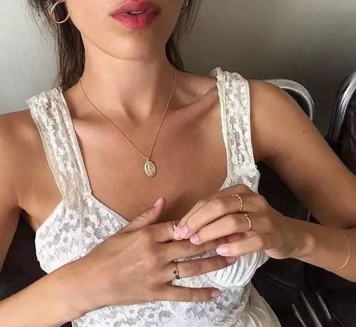 choker已过时，现在流行的是这个...