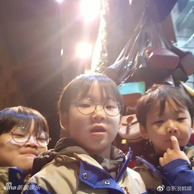 宋家三胞胎大韩、民国、万岁长大了 还学会了自拍 ｜ goxuan