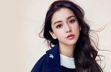 angelababy生娃一年恢复好快 露出马甲线好身材