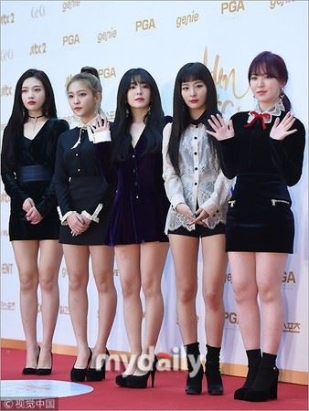 red velvet身穿超短裙参加韩国金唱片颁奖典礼 走红毯险走光 粉丝捏把冷汗 ｜ goxuan