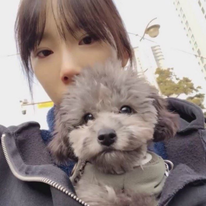 少时队长taeyeon与爱犬zero用餐 误吃了狗狗的饭 十足可爱 ｜ goxuan