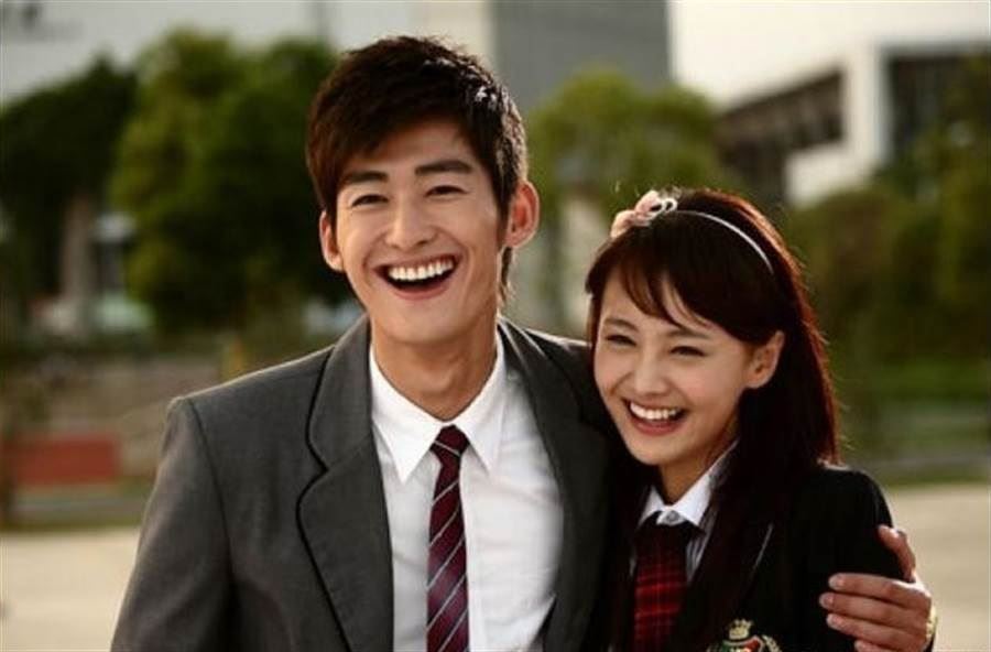 郑爽和张翰分手五年后 隔空同框 还原《流星雨》片段