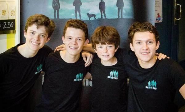 蜘蛛人tom holland「3个弟弟合照」网惊：太像了吧！颜值高❤️