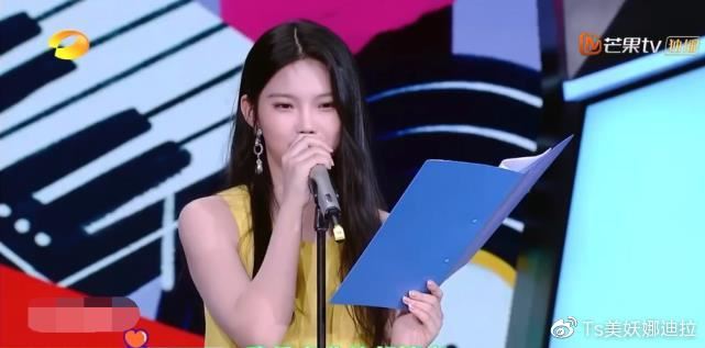 李熙凝穿淡黄色长裙在《快乐大本营》献唱！还推出单曲、时尚大片！