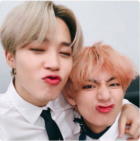 bts jimin和v摆出4年前的pose！亲密嘟嘴照完全不会老！｜goxuan