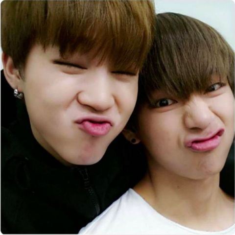 bts jimin和v摆出4年前的pose！亲密嘟嘴照完全不会老！｜goxuan