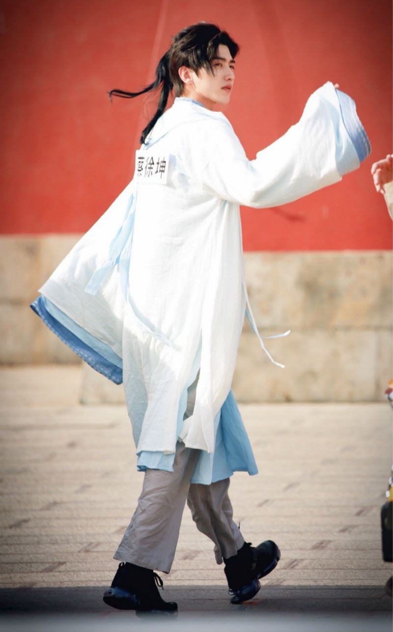 蔡徐坤古装造型曝光！ 《奔跑吧》节目亮相～