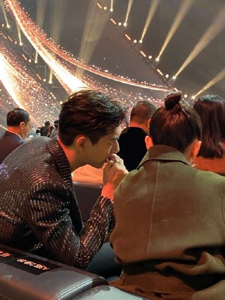 李现「好奇宝宝」上线！现场问周冬雨：”两边都拔了吗“😂😂