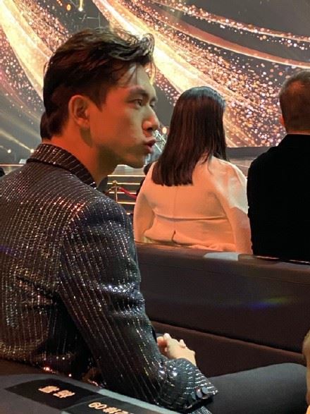 李现「好奇宝宝」上线！现场问周冬雨：”两边都拔了吗“😂😂