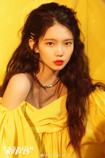 李熙凝穿淡黄色长裙在《快乐大本营》献唱！还推出单曲、时尚大片！