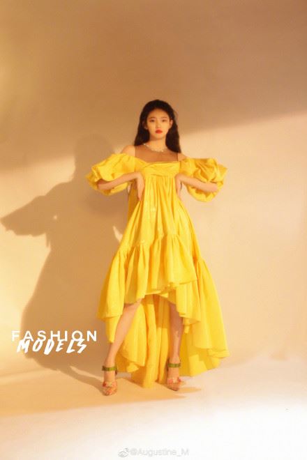 李熙凝穿淡黄色长裙在《快乐大本营》献唱！还推出单曲、时尚大片！