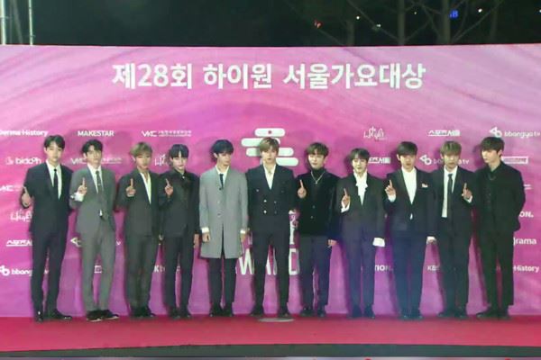 wanna one最后一次红毯！隔着块板喊wannable，粉丝都哭了！｜ goxuan
