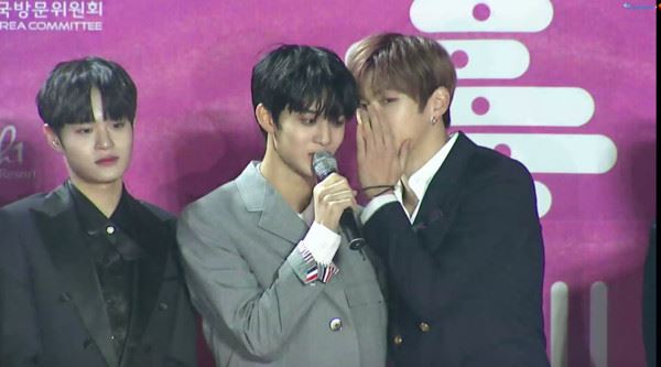 wanna one最后一次红毯！隔着块板喊wannable，粉丝都哭了！｜ goxuan