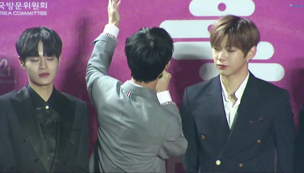 wanna one最后一次红毯！隔着块板喊wannable，粉丝都哭了！｜ goxuan