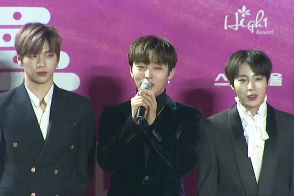 wanna one最后一次红毯！隔着块板喊wannable，粉丝都哭了！｜ goxuan