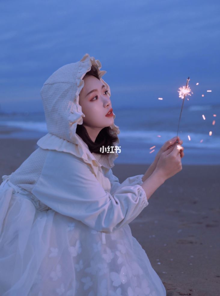 海边拍照新技能get✅一起拍烟花写真！