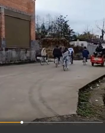 路人对着王源喊“我喜欢王俊凯”！王源“二字”回应被赞高eq！｜goxuan