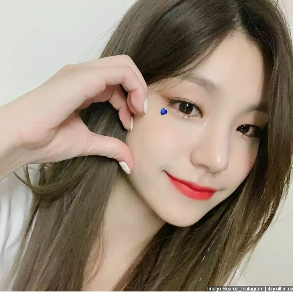 韩国最新拍照姿势「半半爱心」❤️手指爱心已经out了~