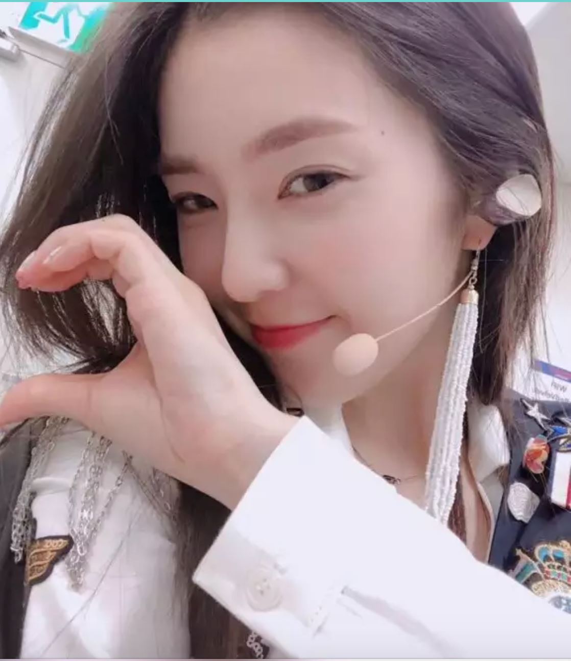 韩国最新拍照姿势「半半爱心」❤️手指爱心已经out了~