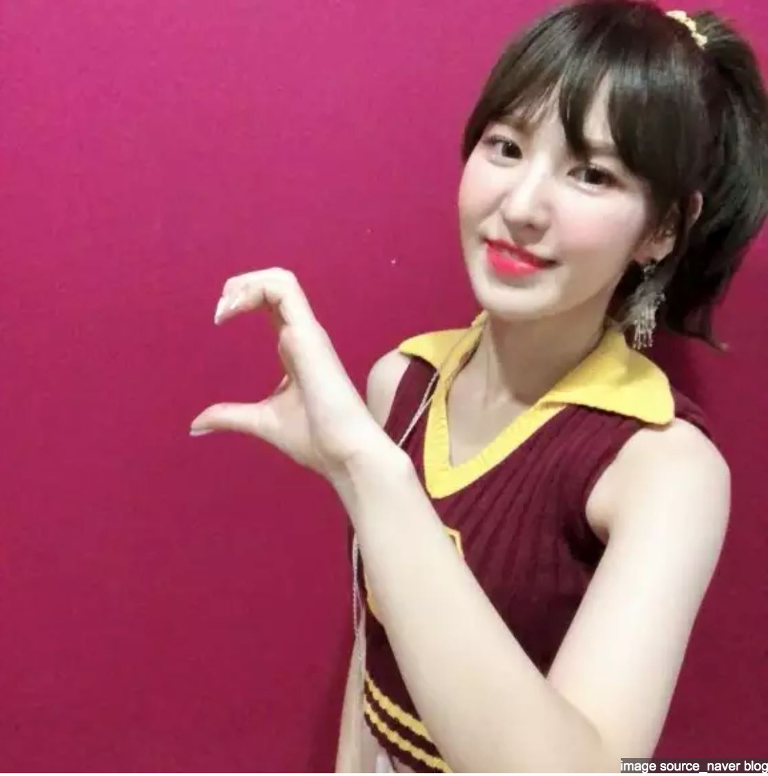 韩国最新拍照姿势「半半爱心」❤️手指爱心已经out了~