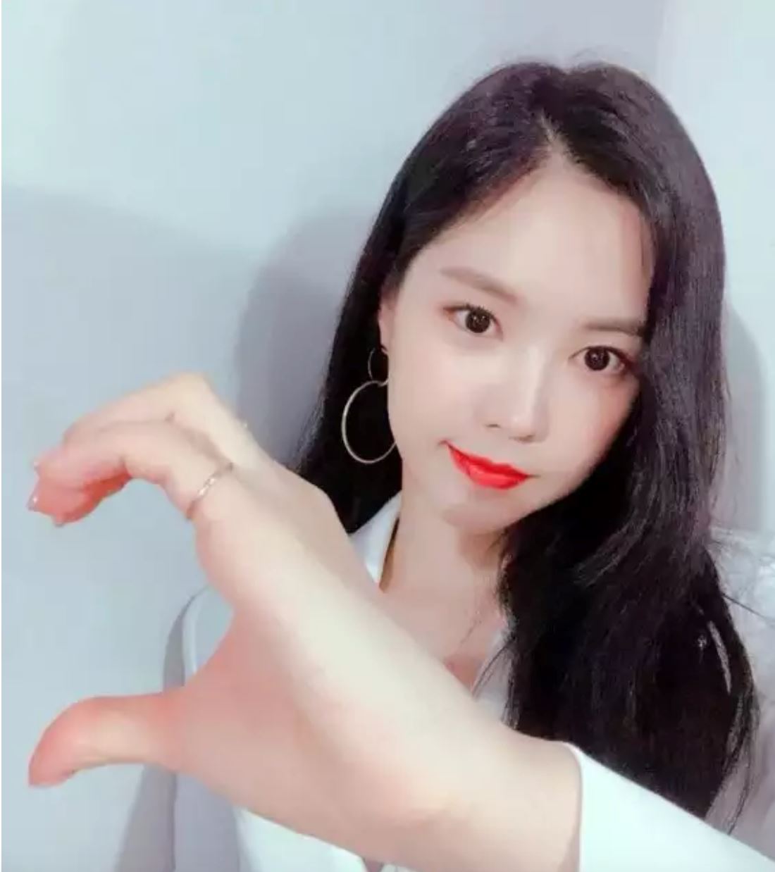 韩国最新拍照姿势「半半爱心」❤️手指爱心已经out了~