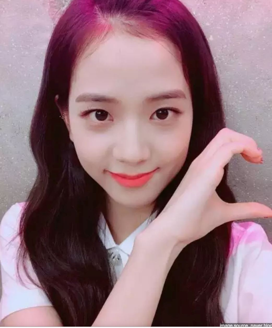 韩国最新拍照姿势「半半爱心」❤️手指爱心已经out了~