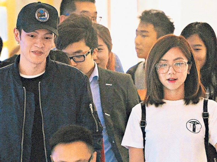 邓紫棋与造型师男友穿情侣装 还挽着胳膊一同逛街｜goxuan