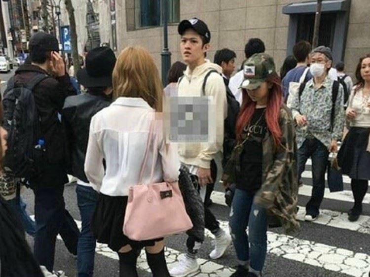 邓紫棋与造型师男友穿情侣装 还挽着胳膊一同逛街｜goxuan