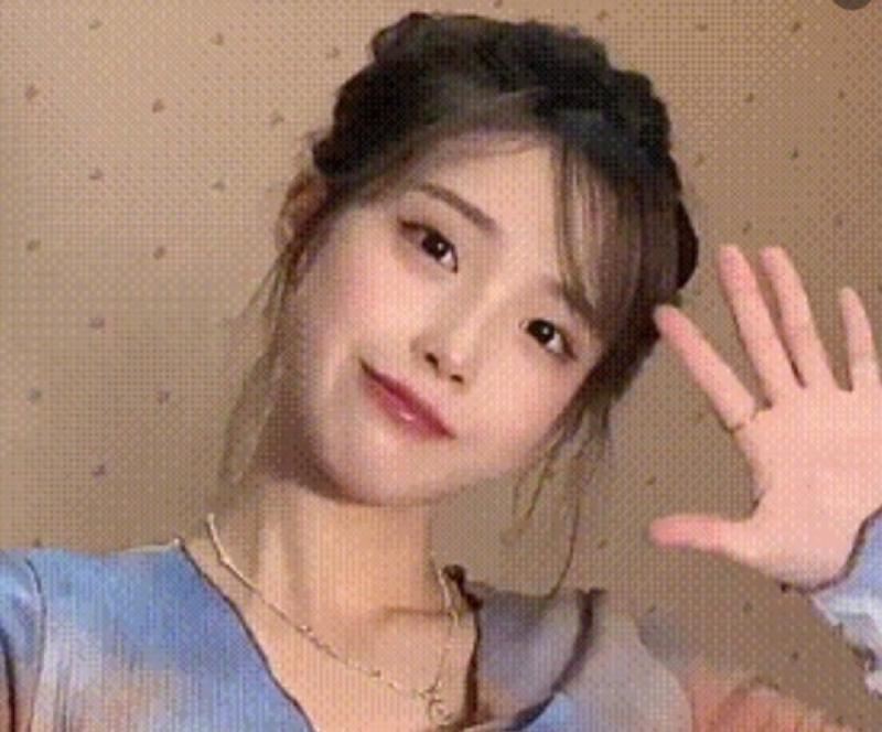 “山寨版iu”爆红！照片脸型&发型几乎一样！结果素颜..