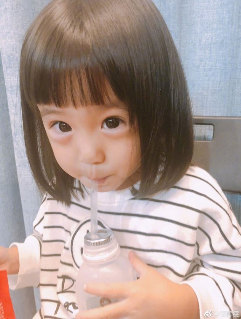 咘咘告别苹果头 新发型「眉上齐浏海」萌出新高度！｜goxuan