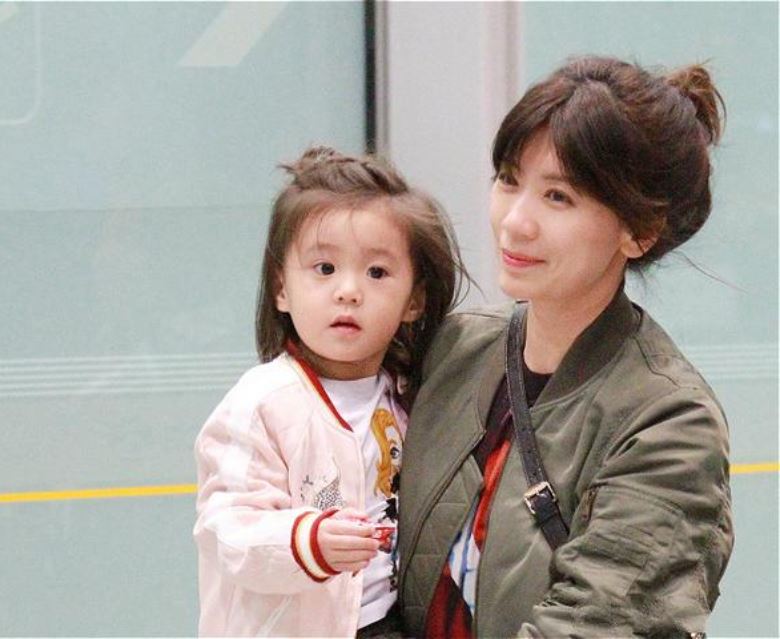 咘咘告别苹果头 新发型「眉上齐浏海」萌出新高度！｜goxuan