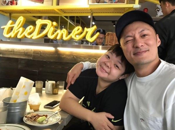 小亨堡担任范范和黑人双胞胎儿子保姆福利超好！都和大牌明星亲密合照