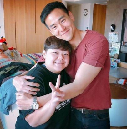 小亨堡担任范范和黑人双胞胎儿子保姆福利超好！都和大牌明星亲密合照