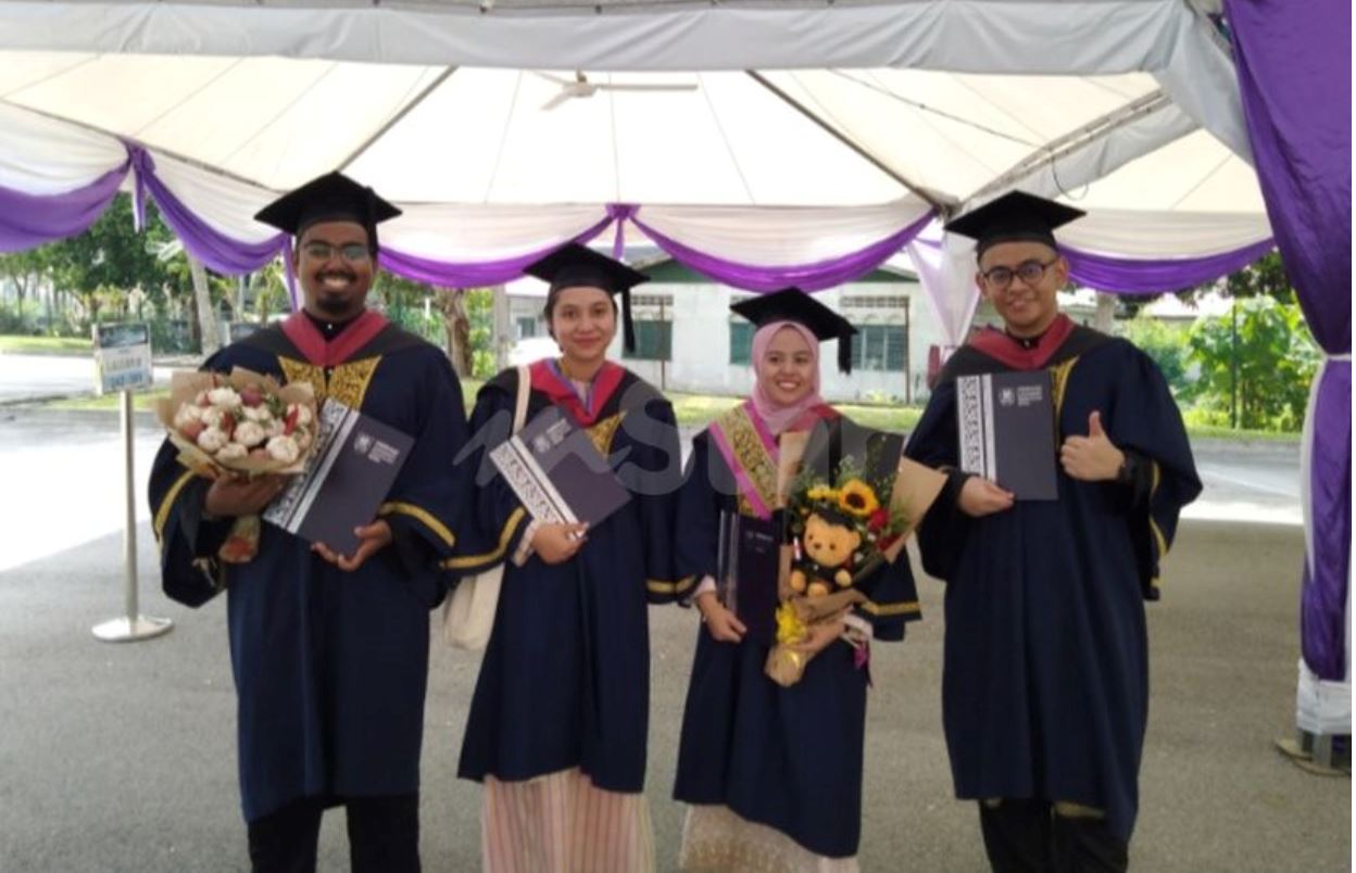 this guy received a bouquet of garlic for his graduation because he loves to ‘membawang’!
