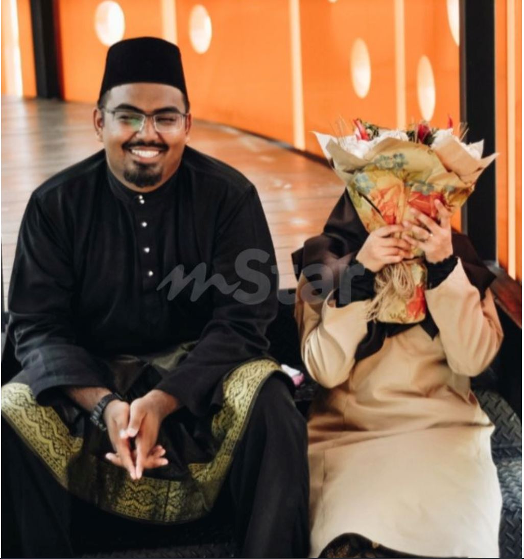 this guy received a bouquet of garlic for his graduation because he loves to ‘membawang’!