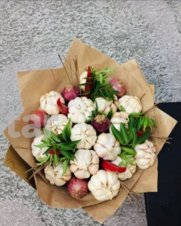 this guy received a bouquet of garlic for his graduation because he loves to ‘membawang’!