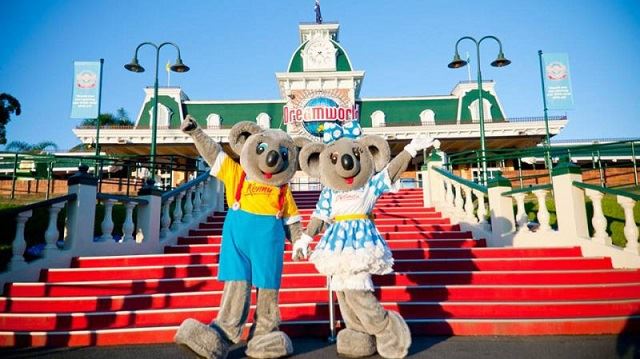9 things you’ll wanna do in gold coast, as suggested by these famous malaysians